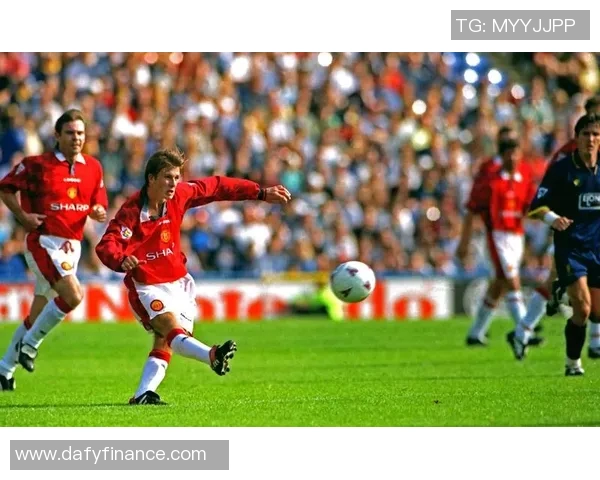 年轻帅气足球明星的魅力瞬间展现精彩瞬间与青春活力的完美结合