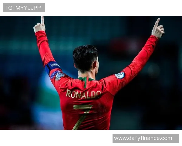 追寻绿茵传奇：足球明星背后的奋斗与荣耀故事